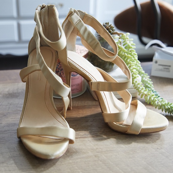 IMAGINE BY VINCE CAMUTO Elegant Strappy Gold Satin High Heeled Sandals Sz 6M/36 - Picture 2 of 3